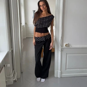 Prickigt set  - Säljer detta suuuper snygga prickiga setet från design by si☺️☺️ i jätte bra skick då det endast är använt en gång!! Toppen är i storlek xs/s och byxorna i storlek s regular length💞köpte setet för totalt 1030kr o säljer för 800kr😇 fråga gärna om det är något ni undrar över💞