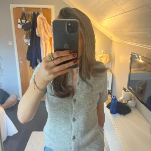 Söt topp - Super fin topp från Gina tricot. Knappt använd därav super fint skick!! Perfekt till vardagen. Super skönt material!😚😚 