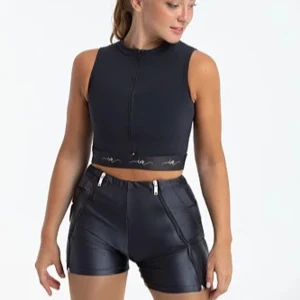 Hoppbyxor från Intermezzo - Säljer ett par hoppbyxor från Intermezzo med dragkedjor framtill. Helt i nyskick och endast använd en gång. Storlek L men är storlek 165-170. Passar S/M. Säljer för har ingen användning för de. Nypris 895kr. Gjorda för sporter som konståkning!! Hör gärna av för frågor eller annat😊