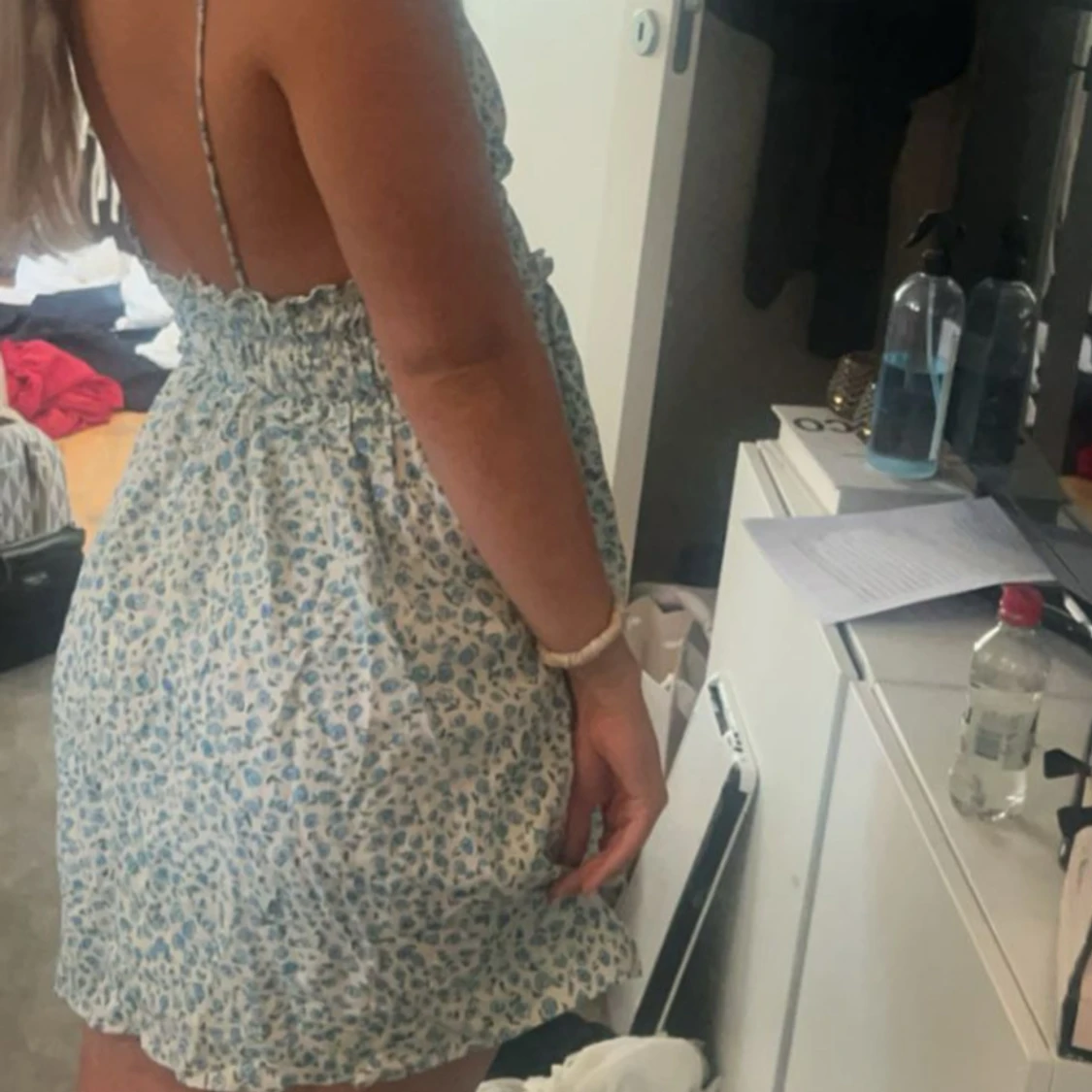 Blommig sommarklänning med öppen rygg - 3