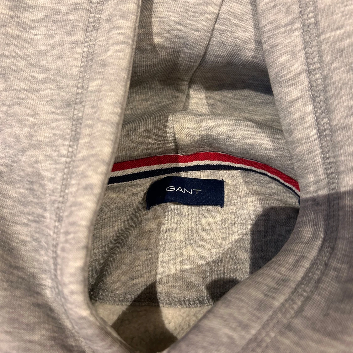 Grå hoodie från GANT original shield logga  - 3