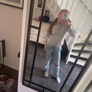 Ljusgrå stickad  hoodie från Gina Tricot -  ljusgrå hoodie från Gina Tricot med huva och långa ärmar. Tröjan har en enkel och stilren design med ribbade muddar vid ärmslut och nederkant. Perfekt för en avslappnad och snygg stil💗