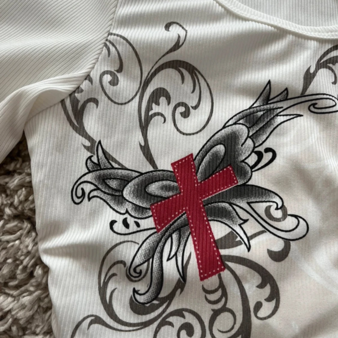 Vit långärmad topp med tryck av ros och kors - 2