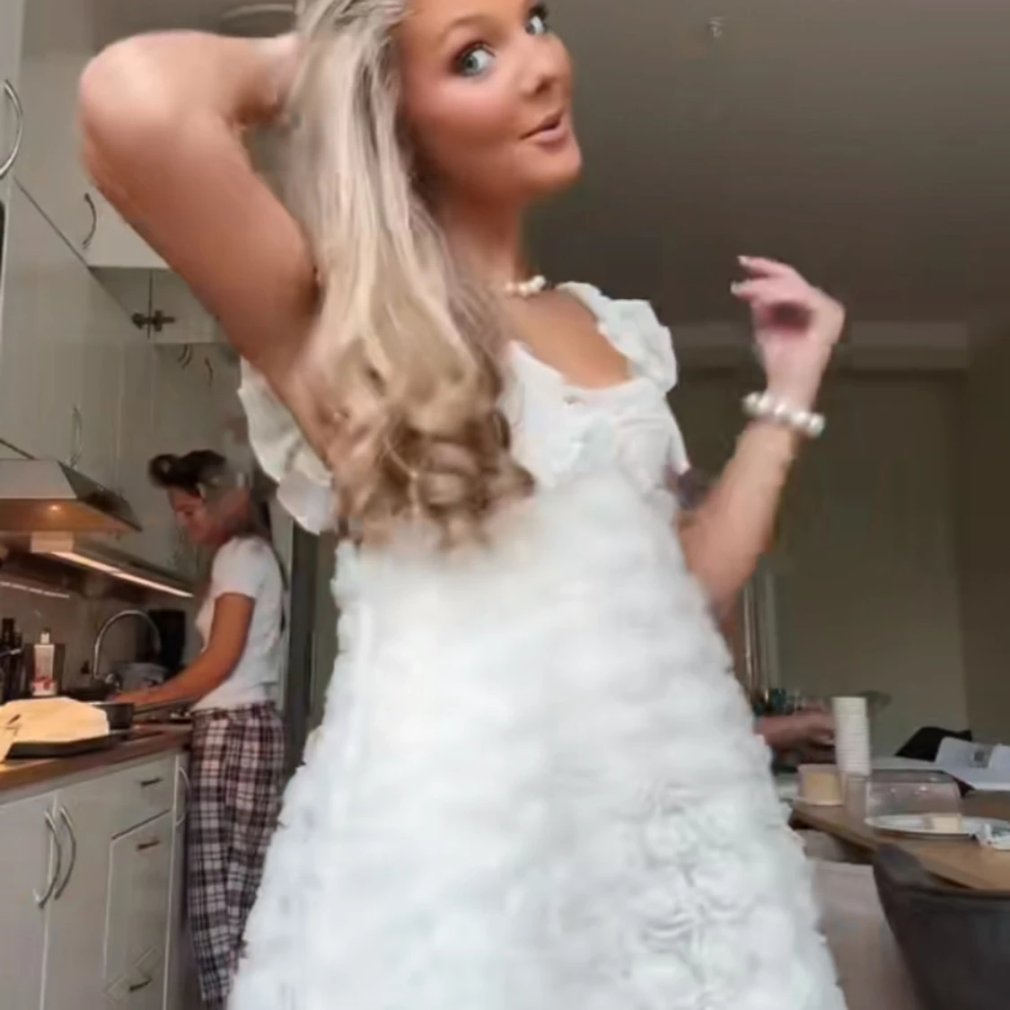 Vit volangklänning med rosetter - 2