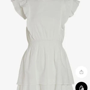 Vit klänning med volang - Superfin vit klänning från Vila med volangdetaljer och kort ärm. Aldrig använd, då jag skulle haft denna på studenten men valde en annan!🌸