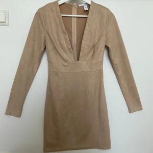 Beige Klänning - Supersnygg beige klänning från NLY (Nelly) i storlek XS. Använd 1 gång, i väldigt bra skick 💕