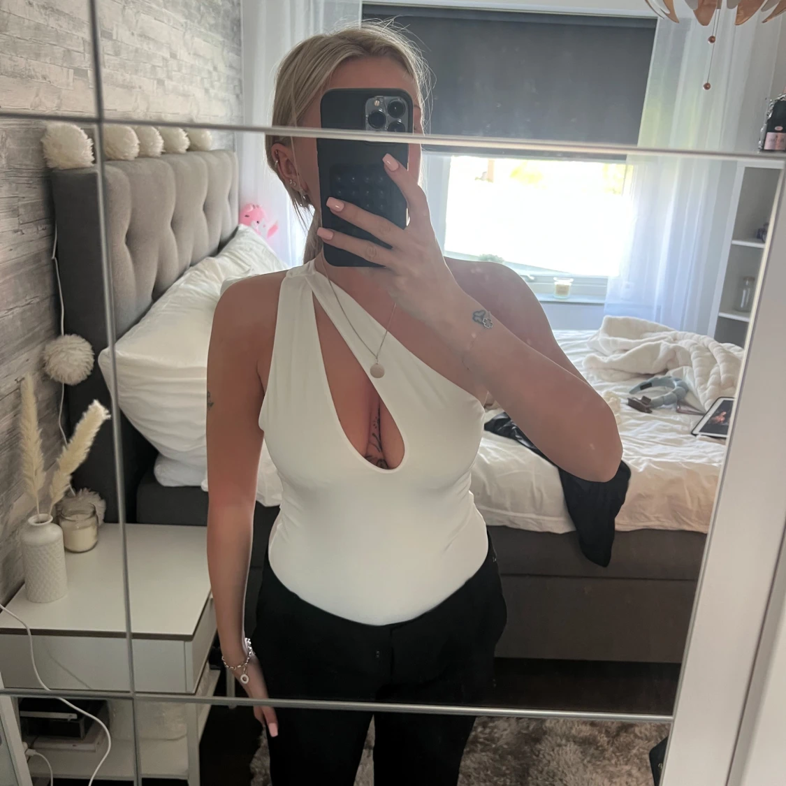 Vit oneshoulder topp med twistad detalj - 1