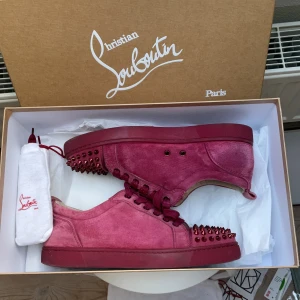 Christian Louboutin skor - Tjena,säljer nu dessa skitsnygga Christian Louboutin junior skor⭐️ Använda men bra skick-allt original medföljer❗️skriv vid frågor och funderingar 🤝