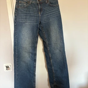 Blå raka jeans - Blåa jeans från H&M, jeansen är mid waist och i bra skick. Skriv för fler bilder 🫶🏼