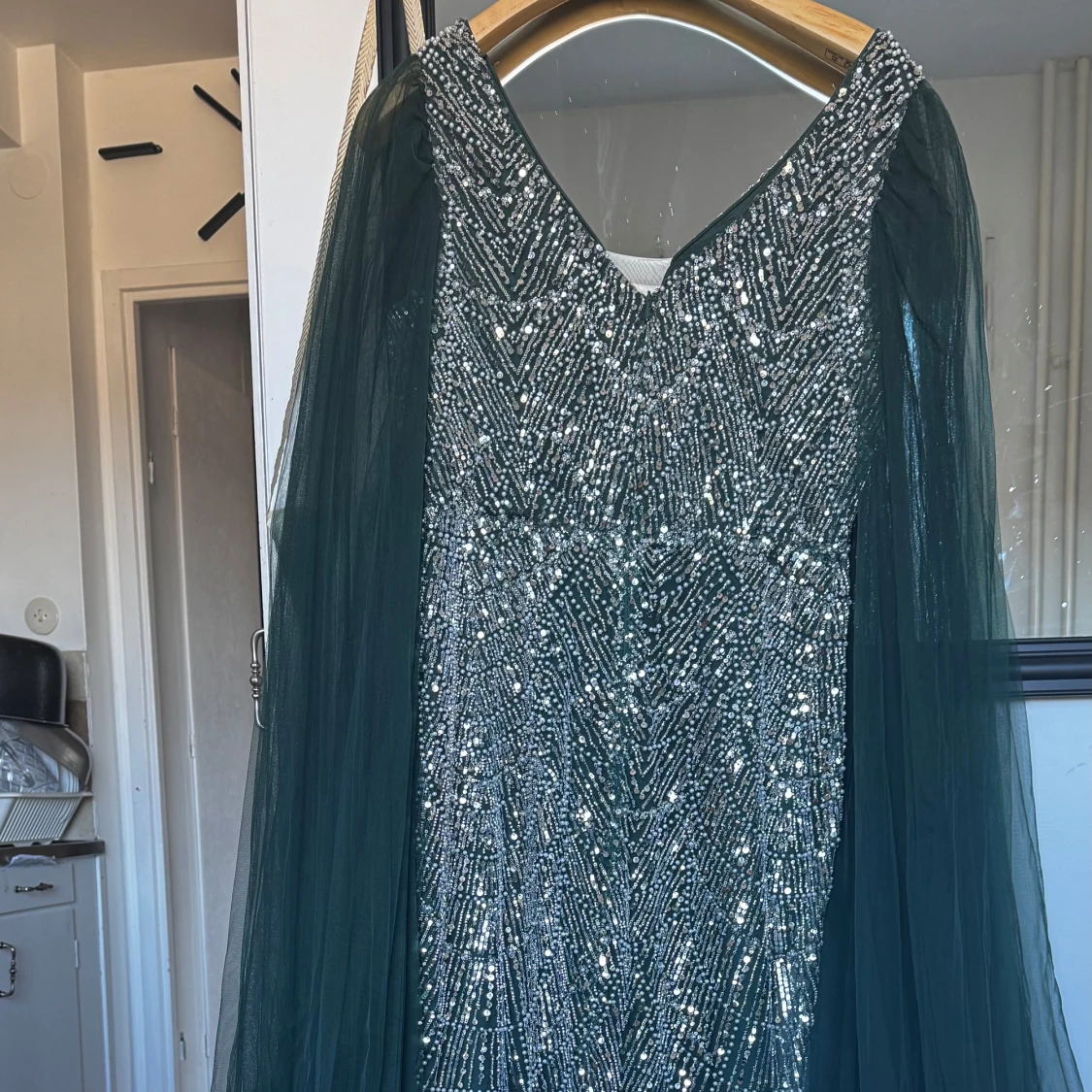 Mörkgrön långklänning med paljetter - 2