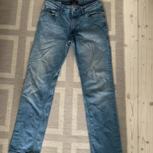 Jack & Jones jeans - Hej! Jag säljer dessa snygga jeans för 200. Har bara använts någon gång, så den är i bra skick. Storlek 28/30. Eftersom jag inte har användning för den längre, hoppas jag att den kan få ett nytt hem där den kommer till användning.  
