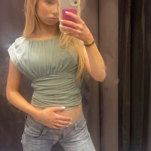 Grön zara topp öppen rygg 💞 - Interessekoll på denna så fina zara topp, använd 1 gång!!!🥰🥰🥰