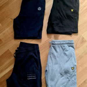 Fyra par shorts från Lyle & Scott, Henri Lloyd och Peak Performance plus 4 st T-shirts  - Fyra par shorts och 4 st tshirts i olika färger och märken. Två par shorts, ett par är grått från Lyle & Scott med snörning och ett par är mörkblått från Henri Lloyd med snörning. Ett par svarta shorts från Peak Performance. Perfekta för sommaren...Alla i superfint skick,,knappt använda...stl 12/13 år,,,,Djur och rökfritt...500kr för alla shorts plus tshirts