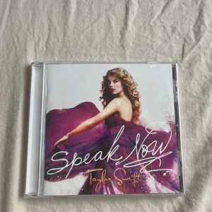 Speak Now CD-skiva💜 - Säljer denna pga att jag ej lyssnat på den💜 köpte för 320kr men säljer för ungefär 200!! Nästan helt oanvänd och inga repor finns💋