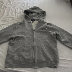 Polo Ralph Lauren zip hoodie - Säljer min Polo Ralph Lauren. Passar inte mig länger, köpte den från kidsbrandstore.