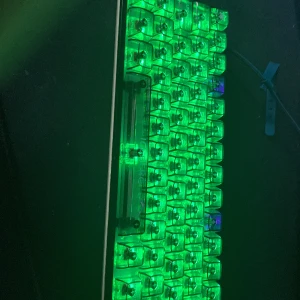 Ducky One 2 Mini RGB Mekaniskt Tangentbord - Säljer ett Ducky One 2 Mini RGB mekaniskt tangentbord med transparenta switchar och grön bakgrundsbelysning. Kompakt 60% layout, perfekt för gaming eller skrivbordet. Märkt med modellnummer DKON1861ST.