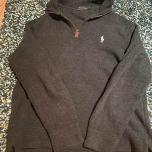Ralph Lauren zip tröja - Säljer min halv zip Ralph Lauren tröja. Skick 9/10 som ny knappt använd. Skriv vid minsta fråga👍