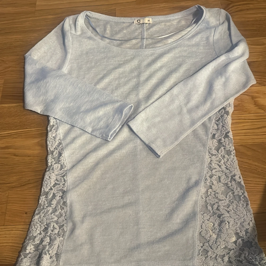 Ljusblå topp med spetsdetaljer från C
