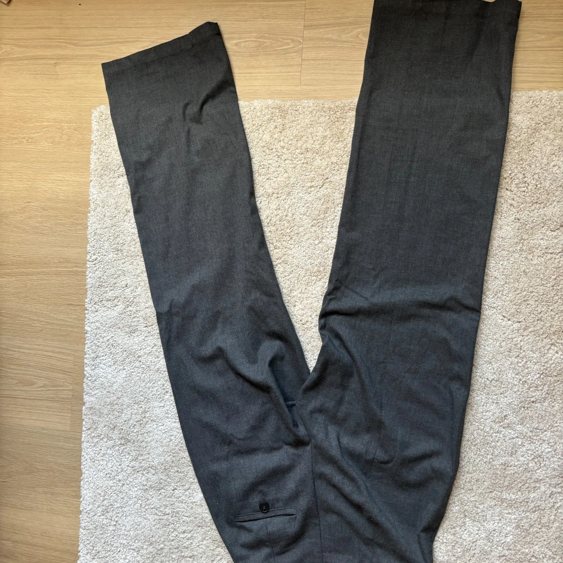 Grå kostymbyxor med vida ben - 4