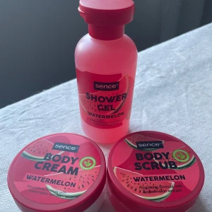 *NY*Sence Watermelon Body Care Set, Presenttips  - Set med duschgel 166 ml, body scrub 65 ml och body cream 65 ml med vattenmelon-doft från Sence. Alla produkter är veganska. Perfekt för dig som älskar fruktiga dofter och vill ha en fräsch känsla.