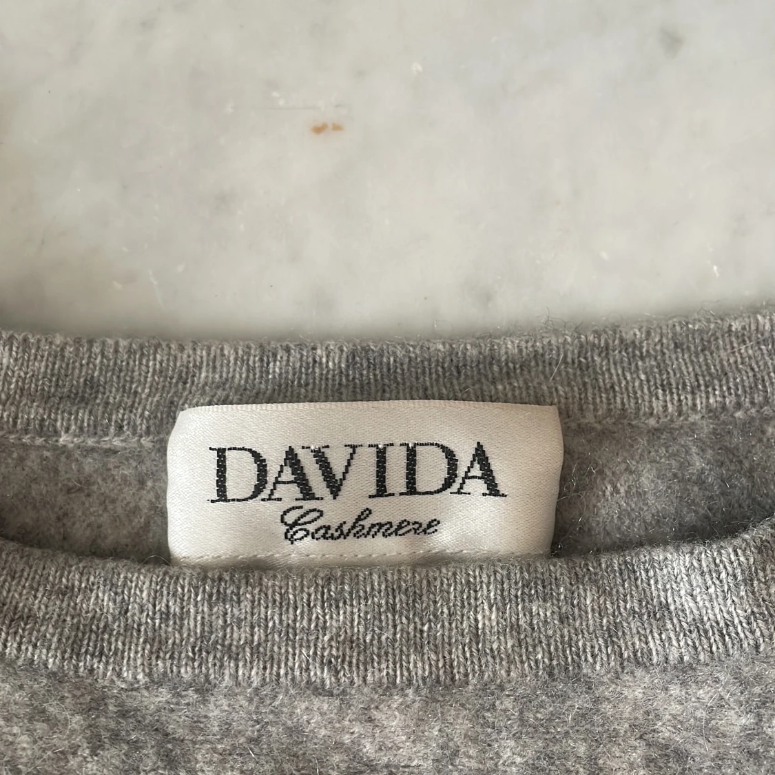 Ljusgrå cashmeretröja från Davida - 2