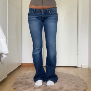 Blå bootcut jeans - Superfina lågmidjade jeans från Big Star! Midjemått tvärsöver: 39cm Innerbenslängd: 80cm Jag är 161cm för referens!💓