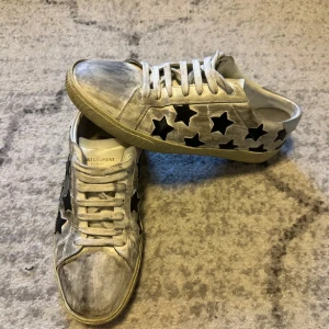 Saint Laurent skor  - Säljer dessa sällsynta och grymt snygga saint laurent skorna i storlek 42. Skick 8/10. OG finns (box m.m). Nypris runt 7-8 tusen. Mitt pris 1699kr. Otroligt bra pris och perfekta skor för den som vill vara unik. (OBS, de är ej smutsiga det är design)