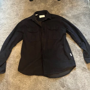 Mörkblå overshirt från Selected Homme - En mörkblå overshirt från Selected Homme som är använd men fortfarande i mycket bra skick. Vid fråger eller funderingar hör av dig.