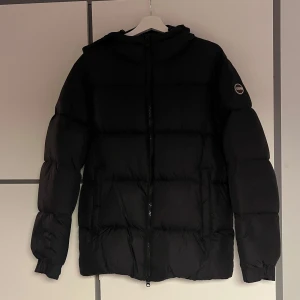 Svart dunjacka från Colmar - Säljer en svart dunjacka från colmar. Finns inga defekter och skicket är som ny. Priset kan diskuteras vid snabb affär