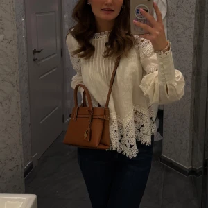 Brun handväska med axelrem - Säljer en snygg brun handväska med både handtag och justerbar axelrem. Väskan har gulddetaljer och dekorativt hänglås framtill.               Slutsåld på Mango hemmasida, använd fåtal gånger 🎀