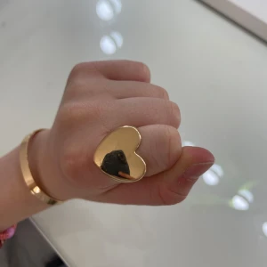 Guldiga örhängen med nitar - Säljer ett par coola guldiga örhängen med små nitar som ger en edgy känsla. Perfekta för dig som vill sticka ut och addera lite attityd till din stil. Den taggiga ringen är från Edblad. De första ringarna är i ungefär samma storlek.