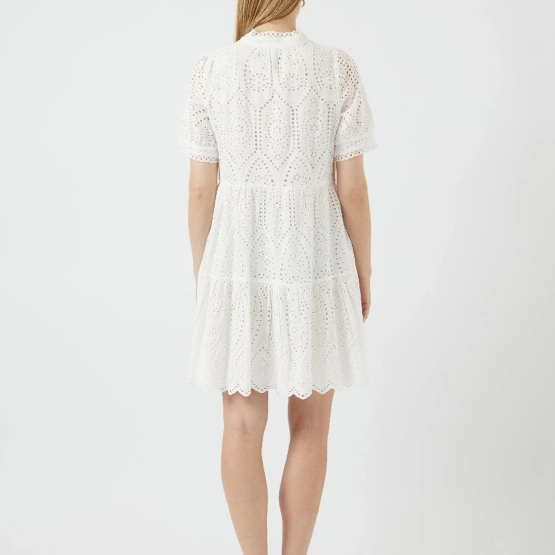 Vit broderad kortklänning från YAS - 1