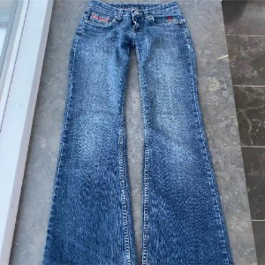 Lågmidjade jeans  - Säljer ett par klassiska blå bootcut jeans från Bright Star med låg midja. Det är sparsamt använda, midjemåttet är ca 38 och innerbenslängden ca 80-82 cm. Hör av er vid fler frågor