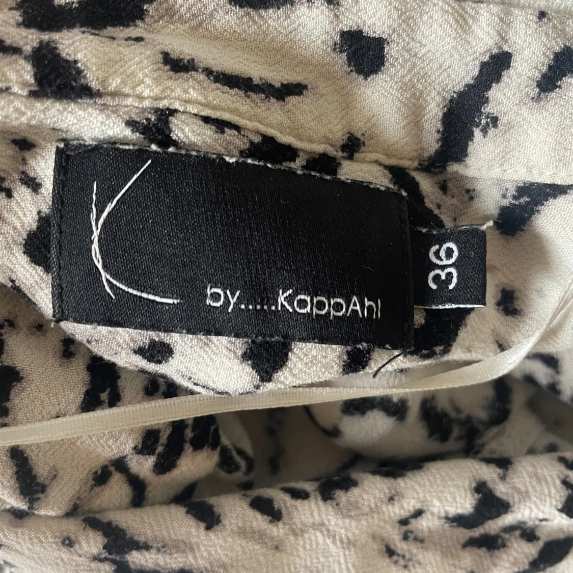 Vit och svart blus med mönster från KappAhl - 2