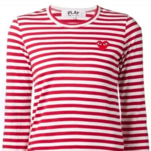 Röd- och vitrandig tröja med hjärtdetalj - Säljer en snygg röd- och vitrandig tröja från märket play. 