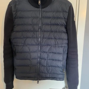 Moncler cardigan  - Mycket fint skick och inga tecken på användning hör av er vid funderingar 