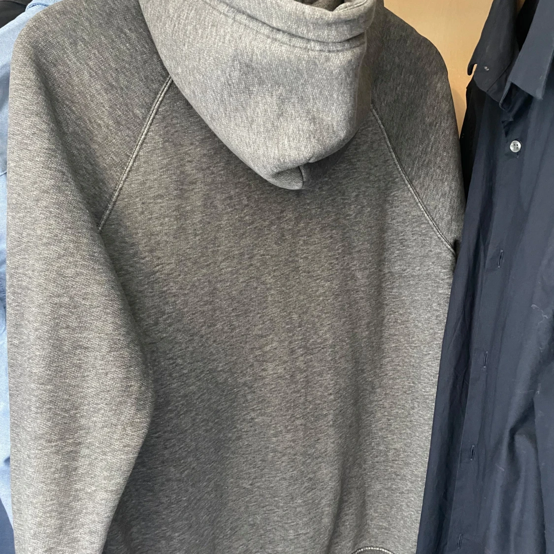 Grå hoodie från GANT - 1