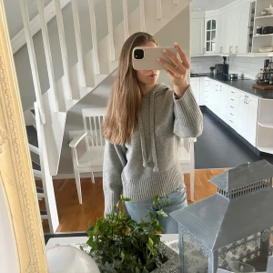 Grå stickad hoodie - Mysig grå stickad hoodie från zara. Använd 2 gånger så är i superbra skick, som ny! Hör av er vid frågor😊