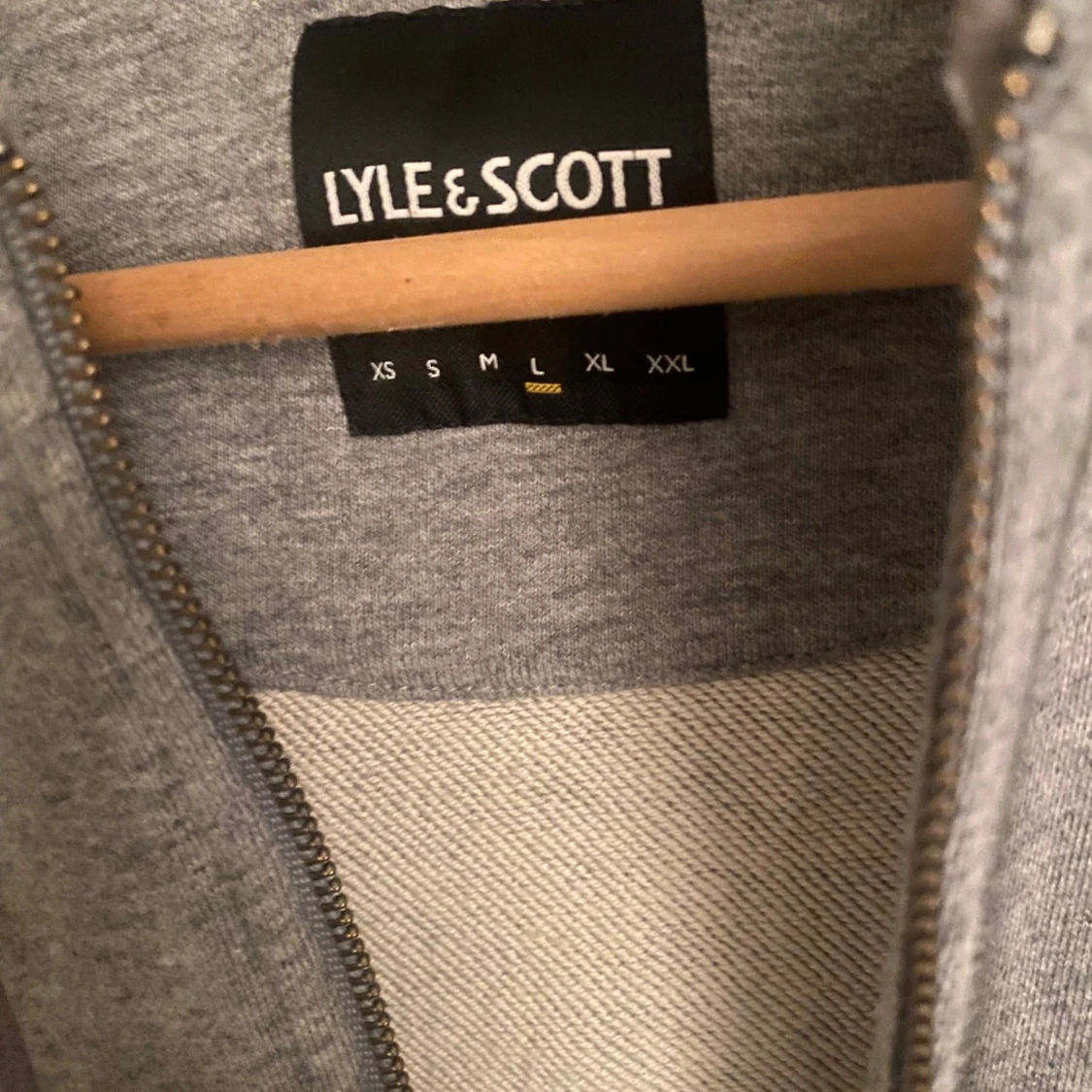 Grå hoodie från Lyle & Scott