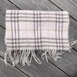 Butberry halsduk - Samettsmjuk burberry halsduk o dåligt skick, den är förmodligen maläten, dock inga malar kvar och har alltså flera hål