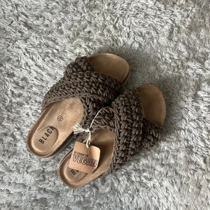 Beige sandaler från Black - Säljer ett par beige sandaler från Black med flätade band, de är aldrig använda och är i str 37. Lappen är kvar men de är köpta förra året för 700kr.