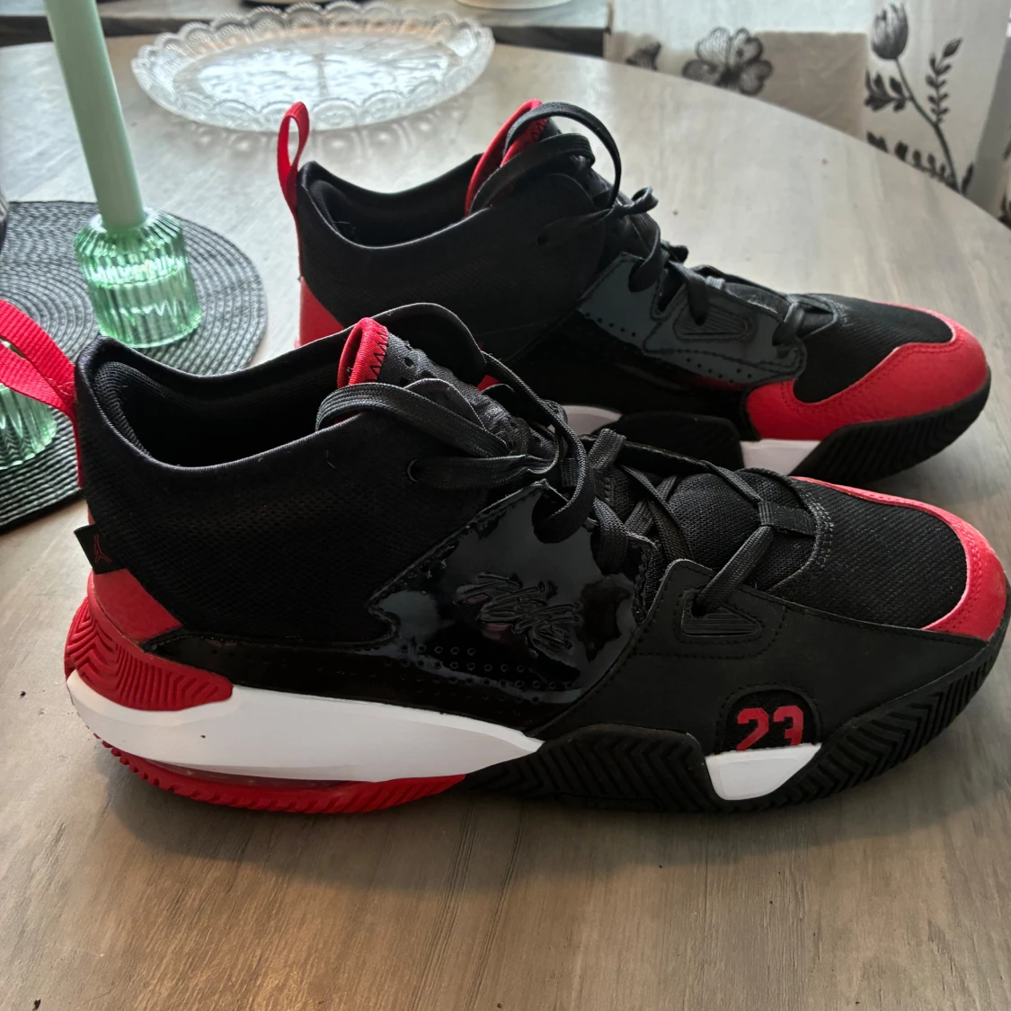 Svarta och röda Jordan sneakers - 1