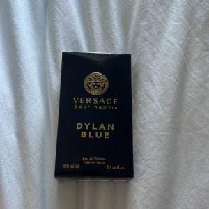 EN TOM VERSACE DYLAN BLUE BOX! - Versace Dylan Blue pour homme är en elegant herrparfym i en lyxig mörkblå kartong med guldiga detaljer. Flaskan innehåller 100 ml Eau de Toilette och är tillverkad i Italien. Doften är fräsch och maskulin, perfekt för dig som vill sticka ut.