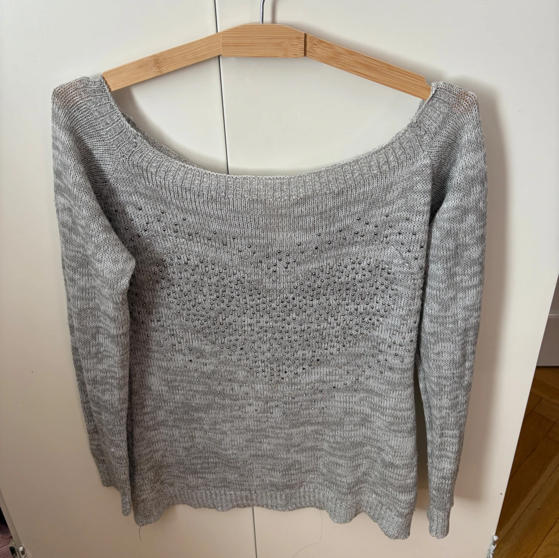 Grå tröja med öppen axlar  - 2