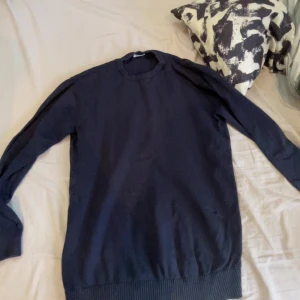 Mörkblå stickad tröja - En enkel och stilren mörkblå stickad tröja med rund halsringning och långa ärmar. Nypris 799 säljer för 120 