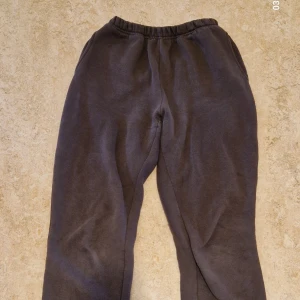 Mörkbruna mjukisbyxor från basically basics - Mysiga mörkbruna mjukisbyxor från basically basics med resår i midjan. Perfekta för en avslappnad stil och tillverkade i mjukt material som känns skönt mot huden.Det funkar somXS/S