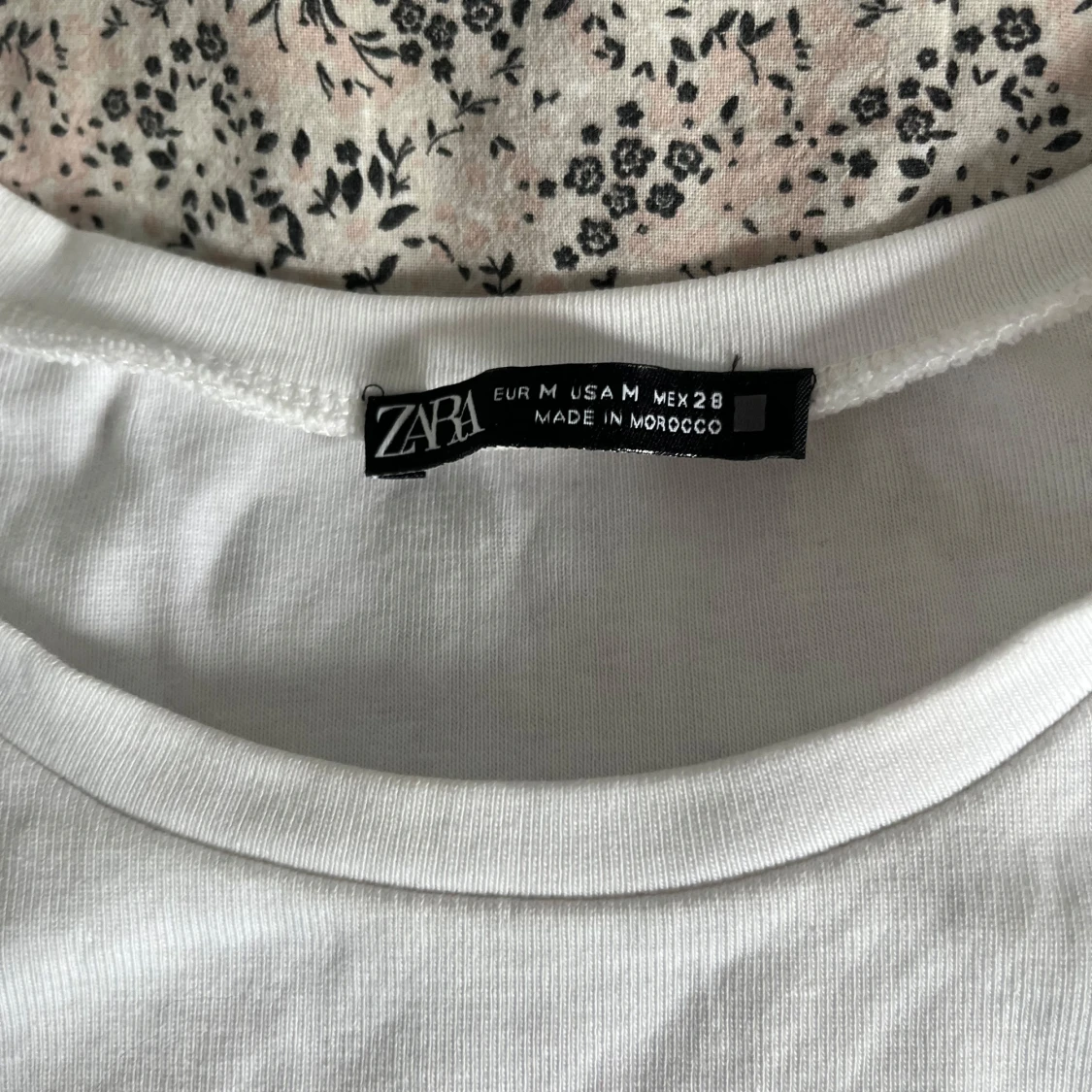 Vit t-shirt med svarta volangdetaljer - 4