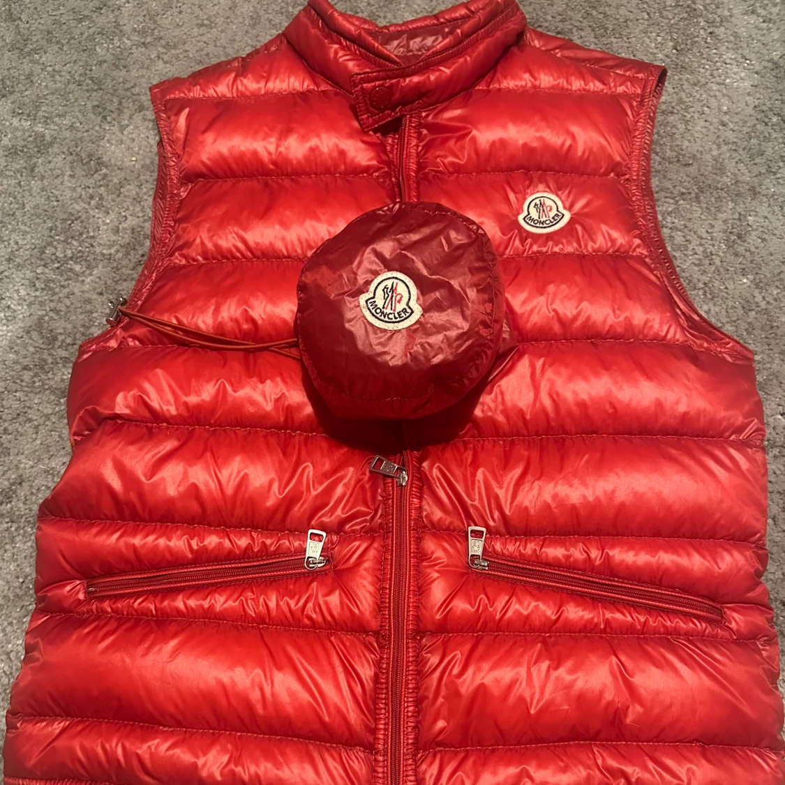 Röd dunväst från Moncler