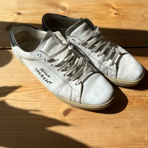 Vita sneakers från Saint Laurent - Skick 6/10 pris är diskuterbart, passar 44/44 dustbag ingår