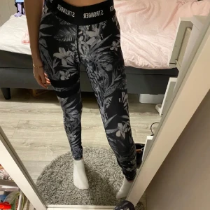 Stronger träningstights - Jätte fina tränings tights i pompeii mönster💗 Säljer då de är för små för mig och kommer inte till användning. De är i använt skick men inga defekter💞